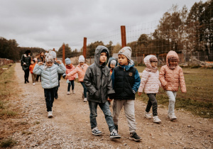Dzieci ida ścieżką